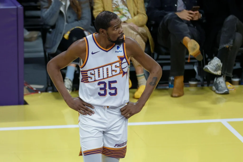 Phoenix Suns entra em quadra nesta segunda-feira (27) pela NBA
