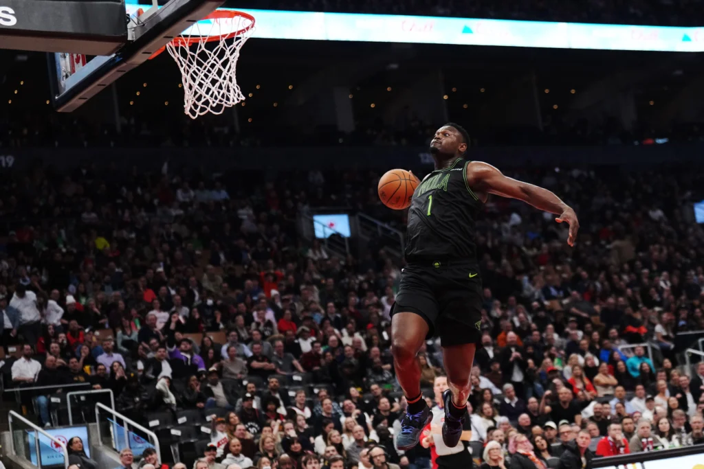 Zion Williamson, ala-pivô do New Orleans Pelicans, da NBA, sobe para a cravada