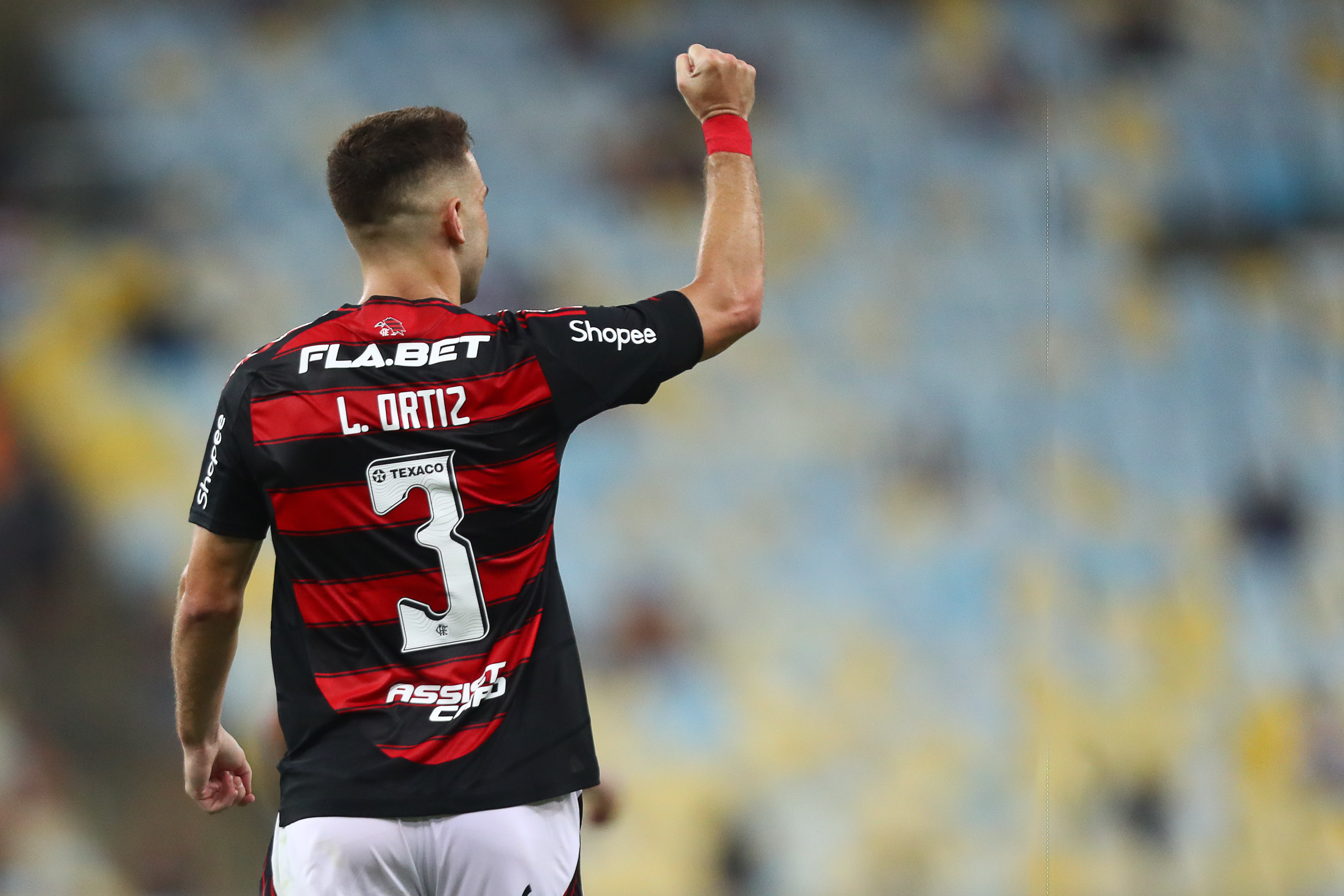 Leo Ortiz destaca boa fase no Flamengo e defende gramado natural no futebol.