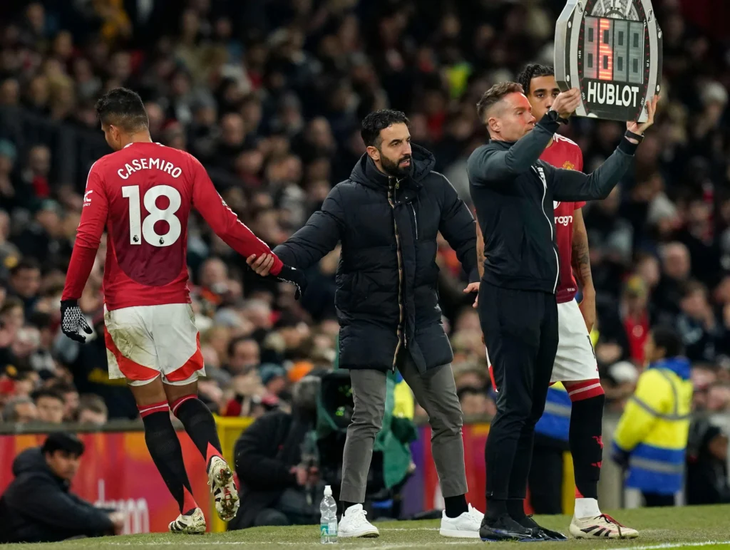 Casemiro sendo substituído por Rubem Amorim no Manchester United
