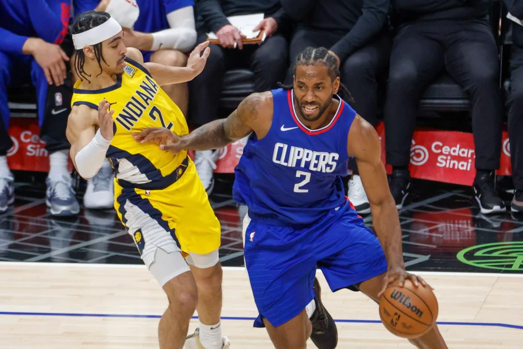 Kawhi Leonard tenta se livrar da marcação de Andrew Nembhard