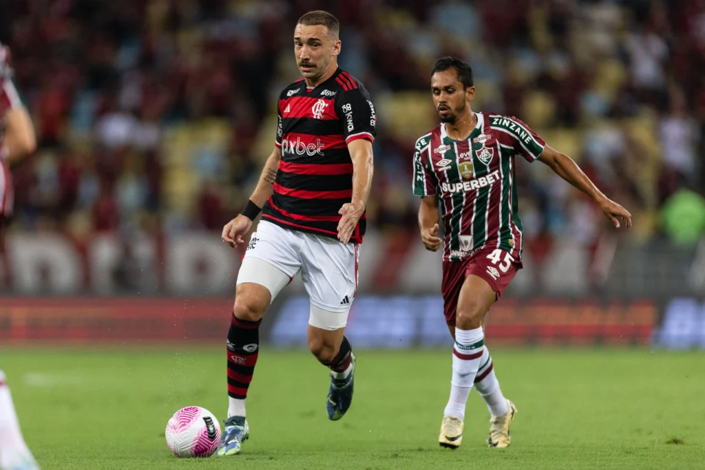Léo Ortiz é marcado por Lima, do Fluminense