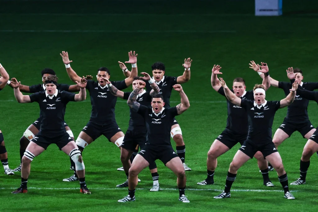 Time de rugby da Nova Zelândia realiza o famoso "haka"