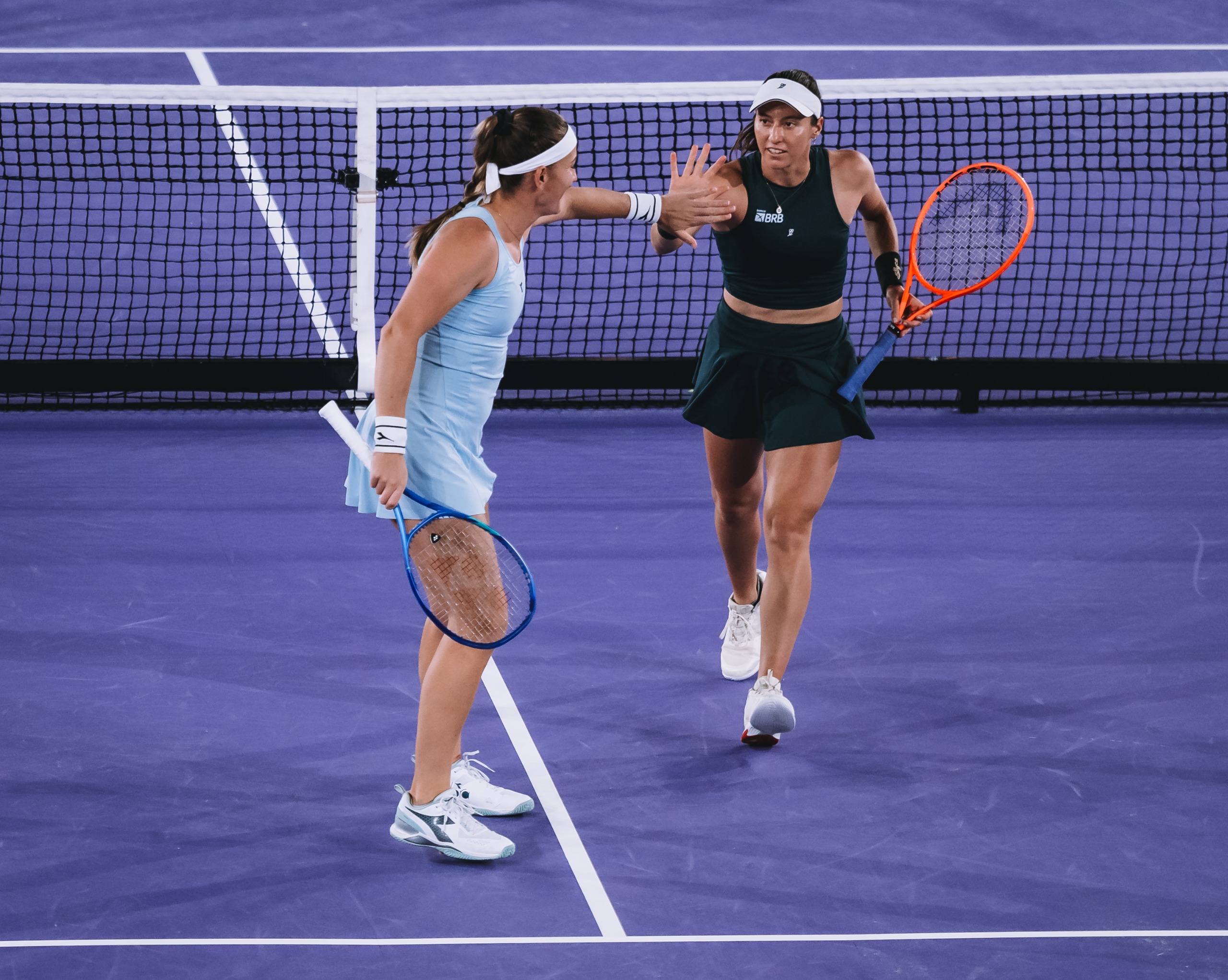 Luisa Stefani derrota dupla com número 1 do mundo e vai à final no WTA ...