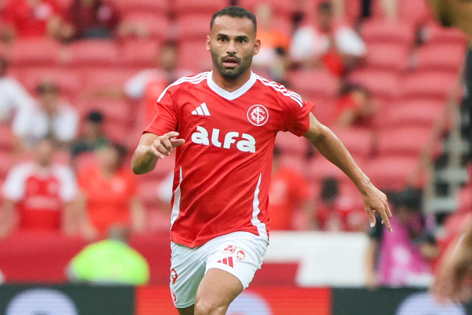 Santos busca alternativas para viabilizar contratação de Thiago Maia junto ao Flamengo.