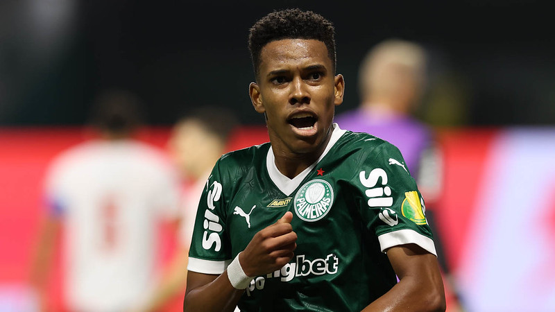 Palmeiras vence Botafogo-SP de virada e mantém esperanças de classificação no Paulista.