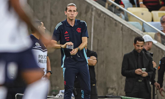 QUAL A SUA OPINIÃO? Filipe Luís propõe multa para gramados ruins no futebol brasileiro