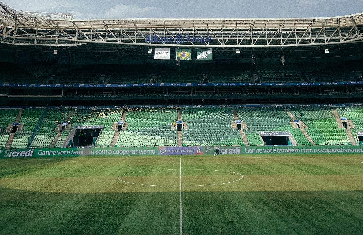 Estêvão retorna ao time titular do Palmeiras em jogo crucial contra Botafogo-SP.