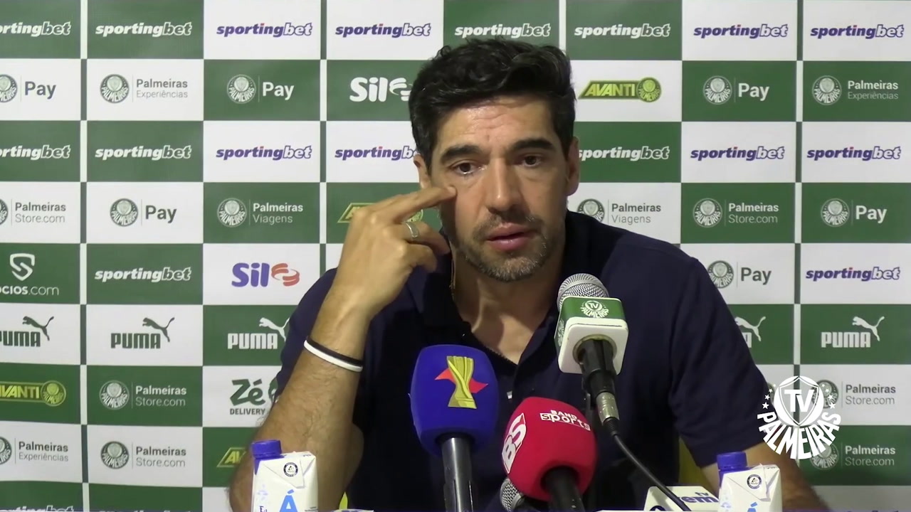 Abel destaca união do Palmeiras após classificação no Paulista.