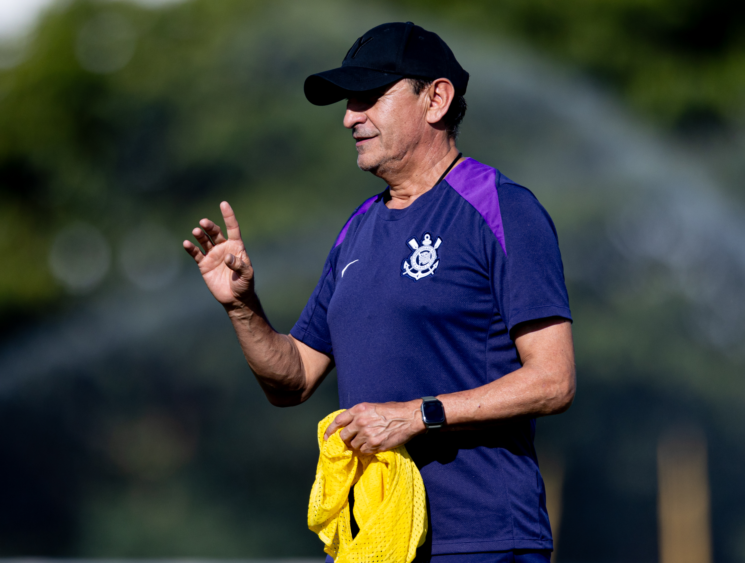 LATERAL DE SAÍDA! Contratação acirra disputa na lateral esquerda Corinthians deve vender lateral