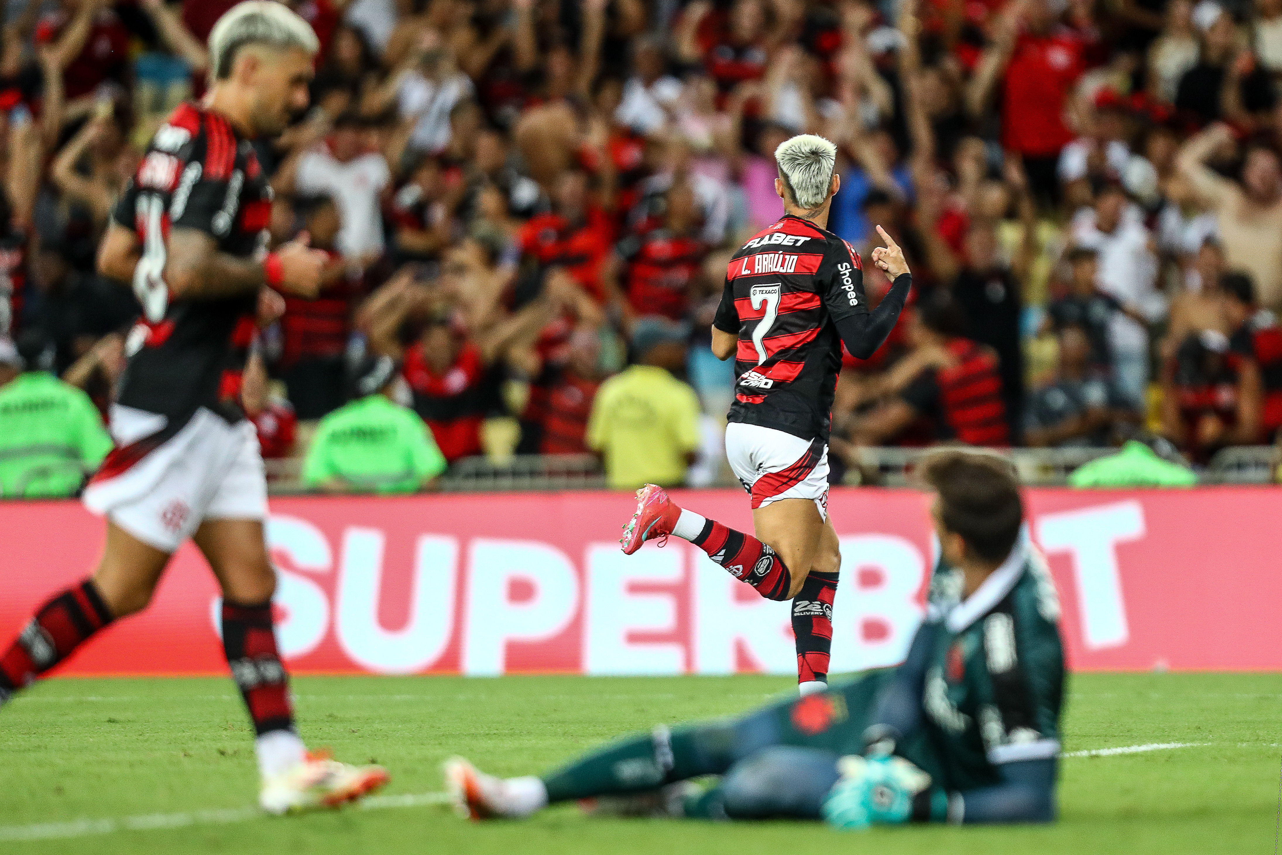 Luiz Araújo lidera participações em gols do Flamengo contra o Vasco.