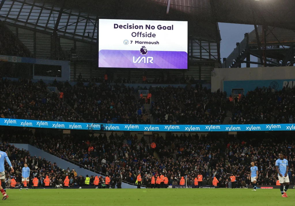 Decisão do VAR sobre impedimento