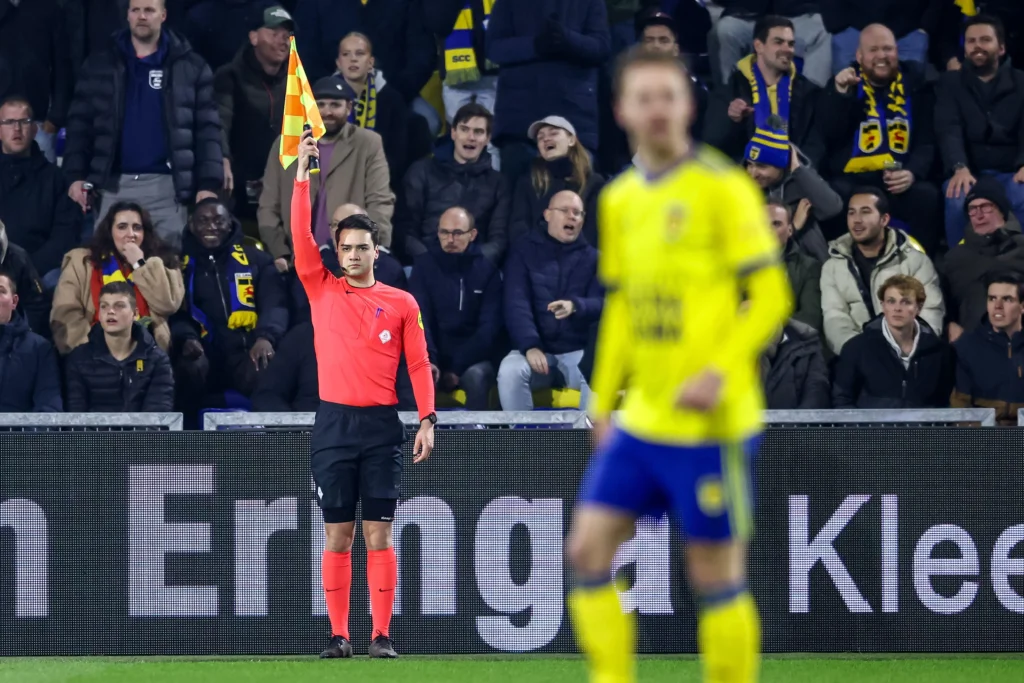 Bandeirinha marca impedimento