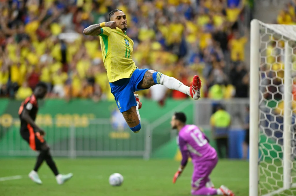 Raphinha celebra gol diante da Colômbia pelas Eliminatórias
