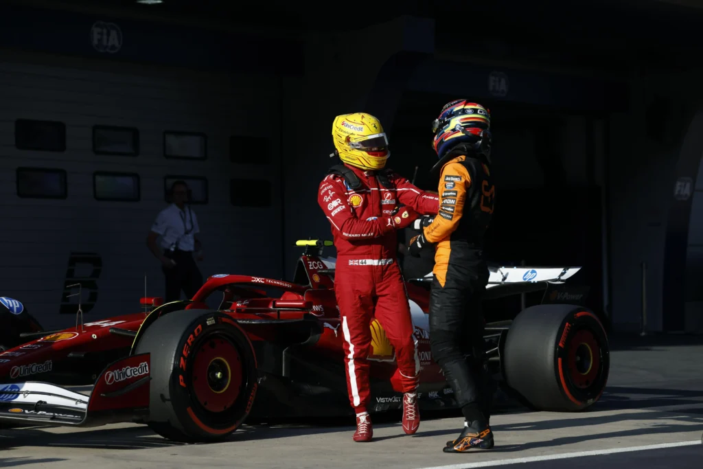Lewis Hamilton, da Ferrari, cumprimenta Oscar Piastri, da McLaren