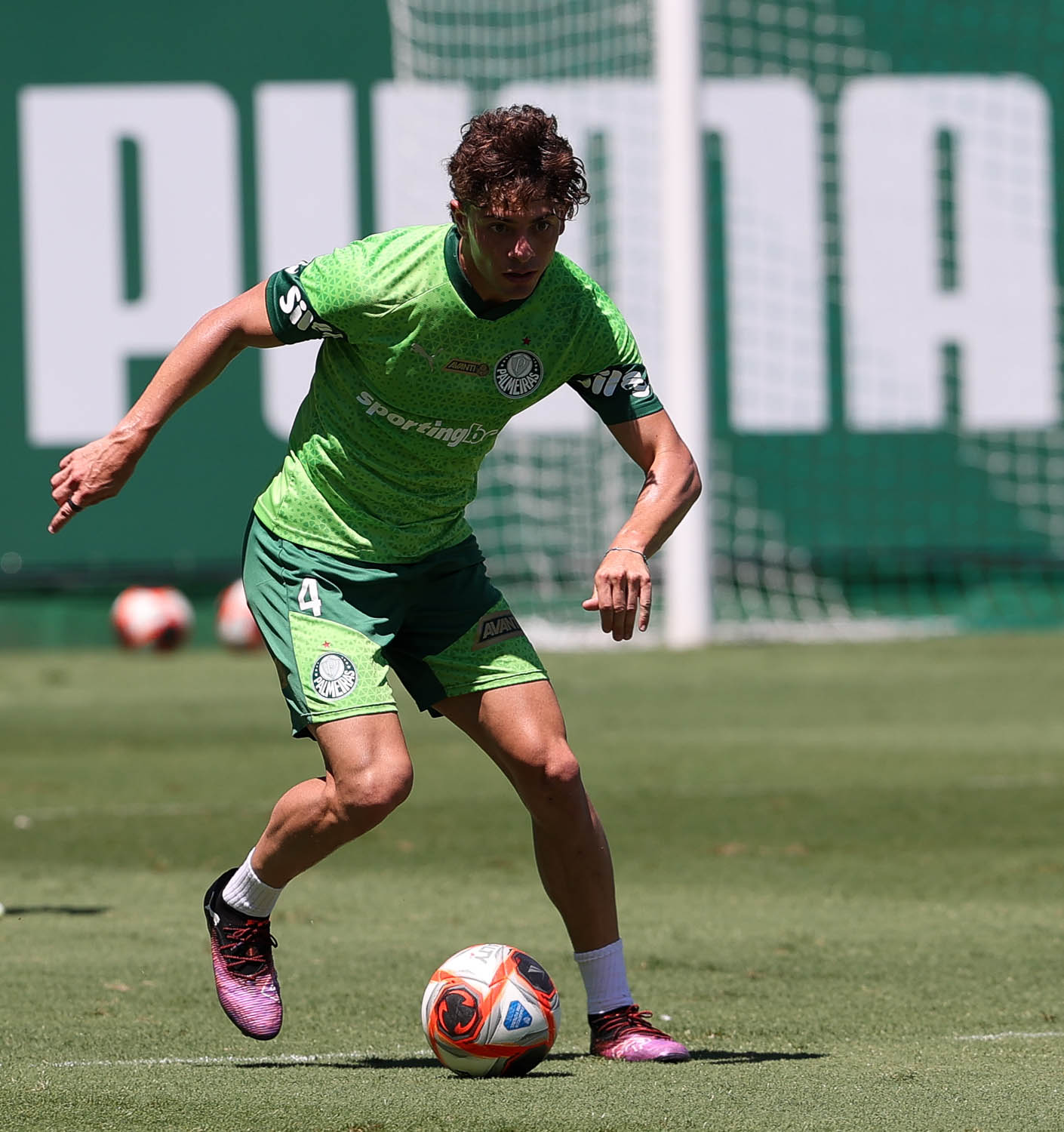 Giay permanece fora de campo em briga pela lateral no Palmeiras