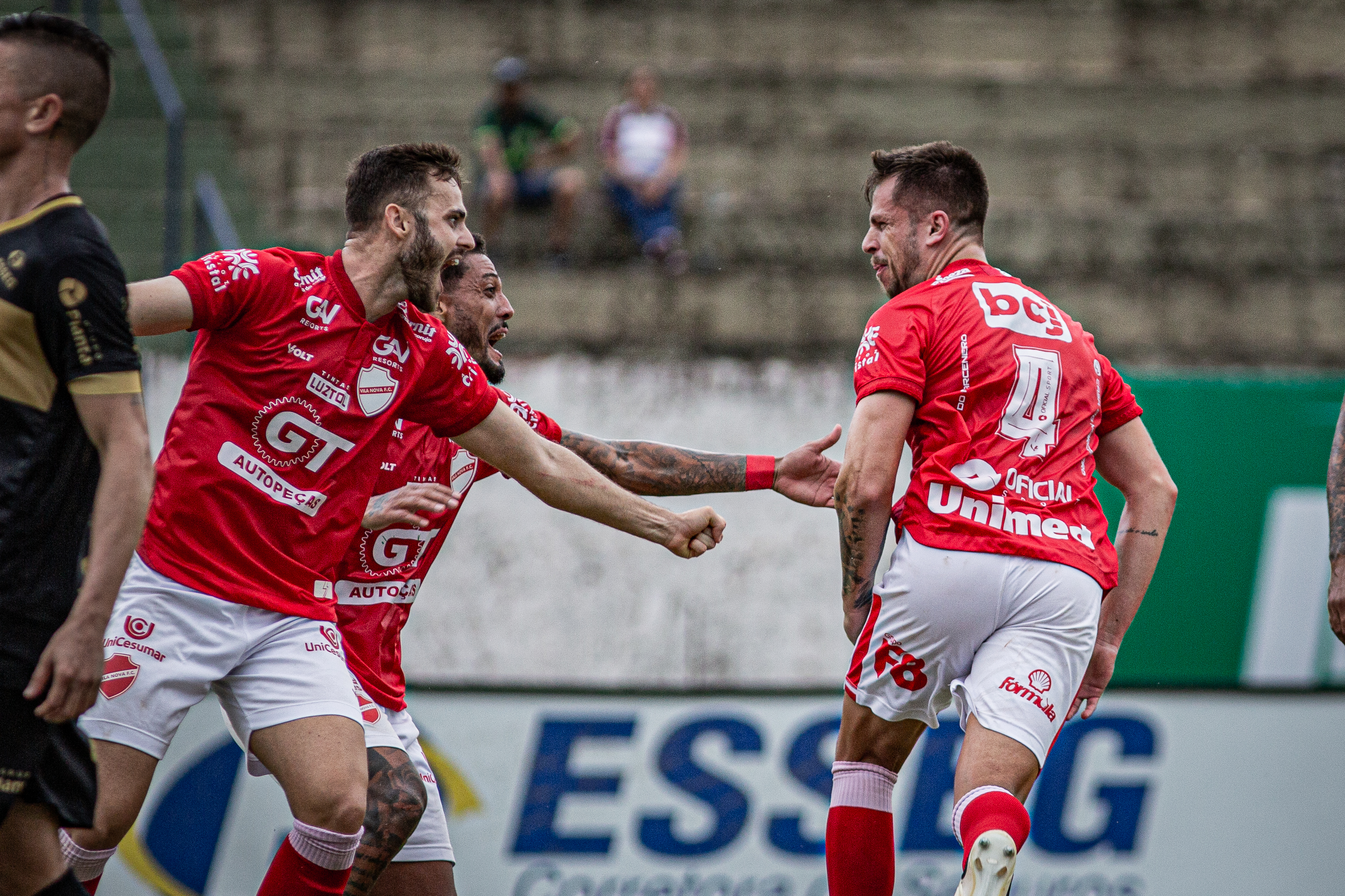 Em jogo de seis gols, Vila Nova empata com Ceará e lidera Série B