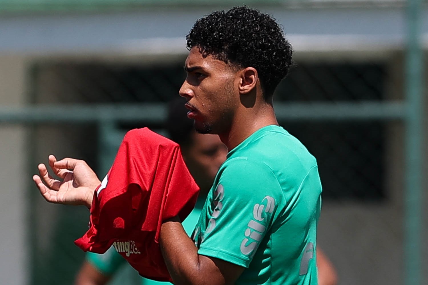 Presidente da Fifa indignado com racismo contra Luighi: repúdio total ao preconceito.