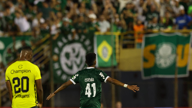 BRILHOU! Estêvão marca dois gols e Palmeiras avança para semifinais do Paulista.