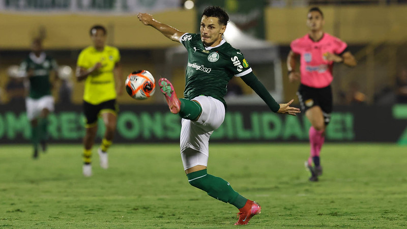 Veiga alcança mesmas assistências de 2024 no Palmeiras: destaque no início de temporada