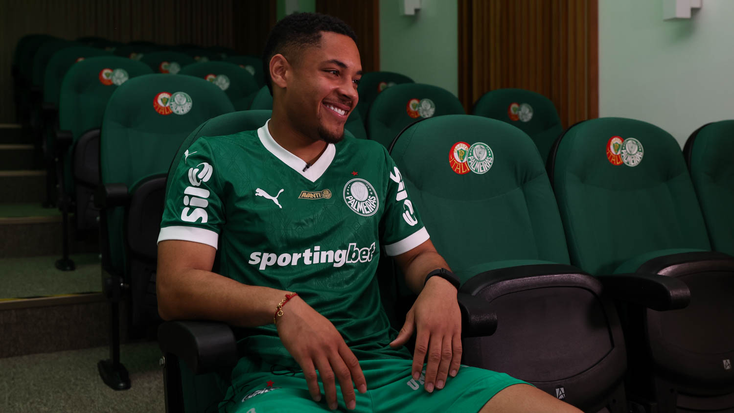 Vitor Roque Motivado e Pronto para Estrear no Palmeiras.