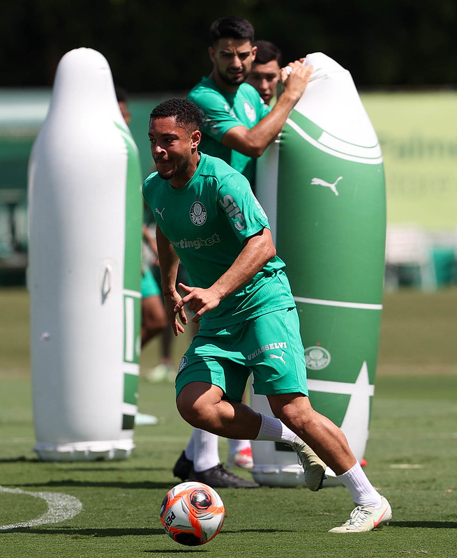 Deco prevê sucesso de Vitor Roque no Palmeiras após passagem pelo Barcelona
