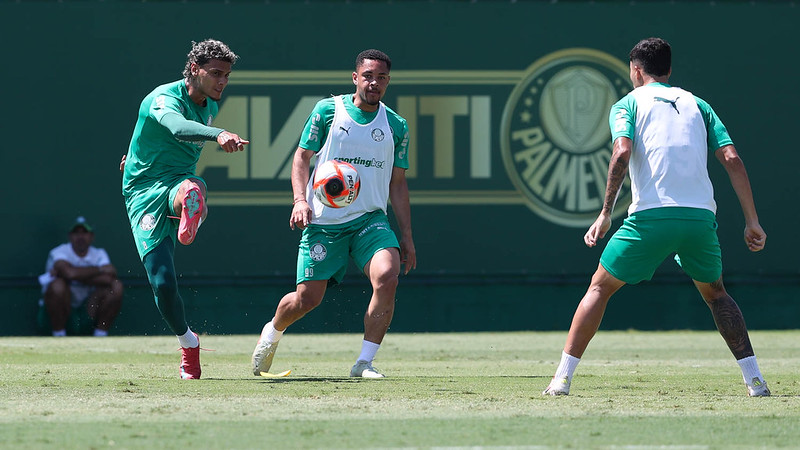 Torcida do Palmeiras pede Vitor Roque como titular na semifinal do Paulista.