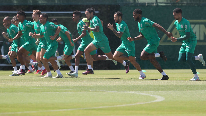 Abel lidera treino técnico-tático para intensificar preparação do Palmeiras para o Choque-Rei.