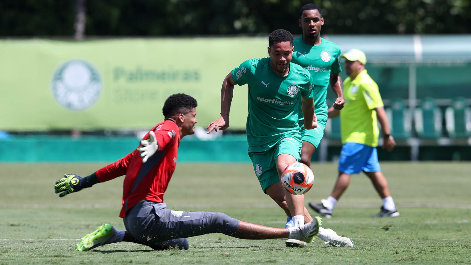 Treino técnico e finalização aprimorados com Vitor Roque visando Choque-Rei.