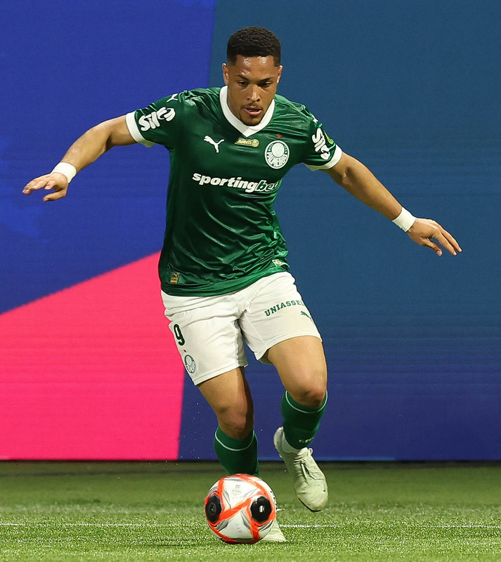 Vitor Roque Conquistou Abel Rapidamente e Estreou como Titular em Decisão no Palmeiras