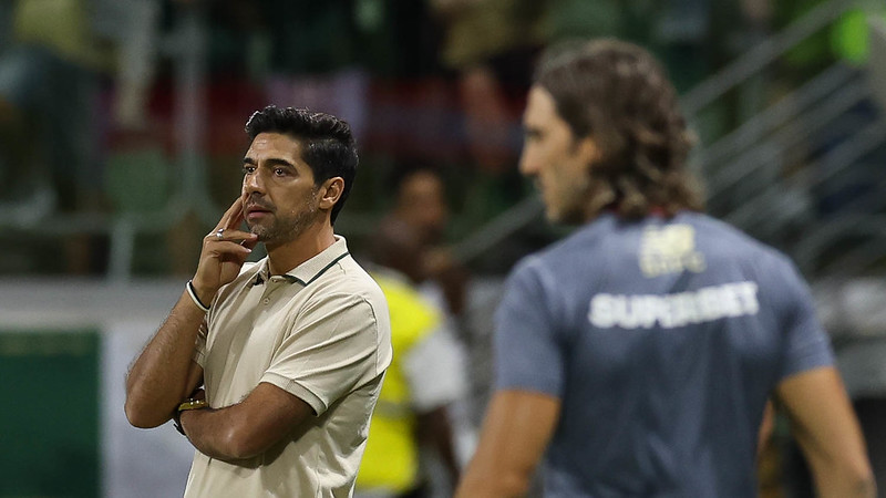 Abel valoriza classificação do Palmeiras contra o São Paulo em jogo polêmico.