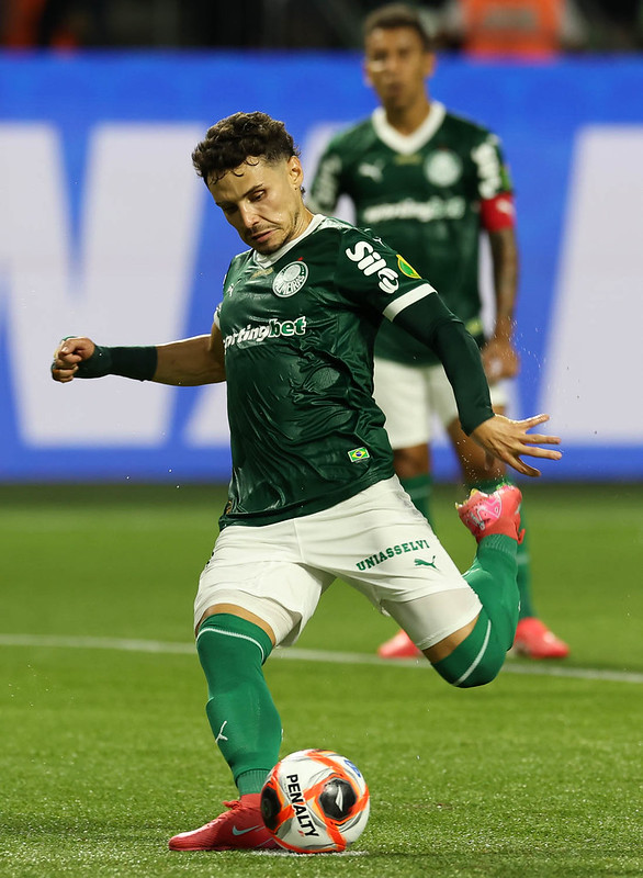 Raphael Veiga brilha em noite mágica do Palmeiras e garante vitória com gol de pênalti