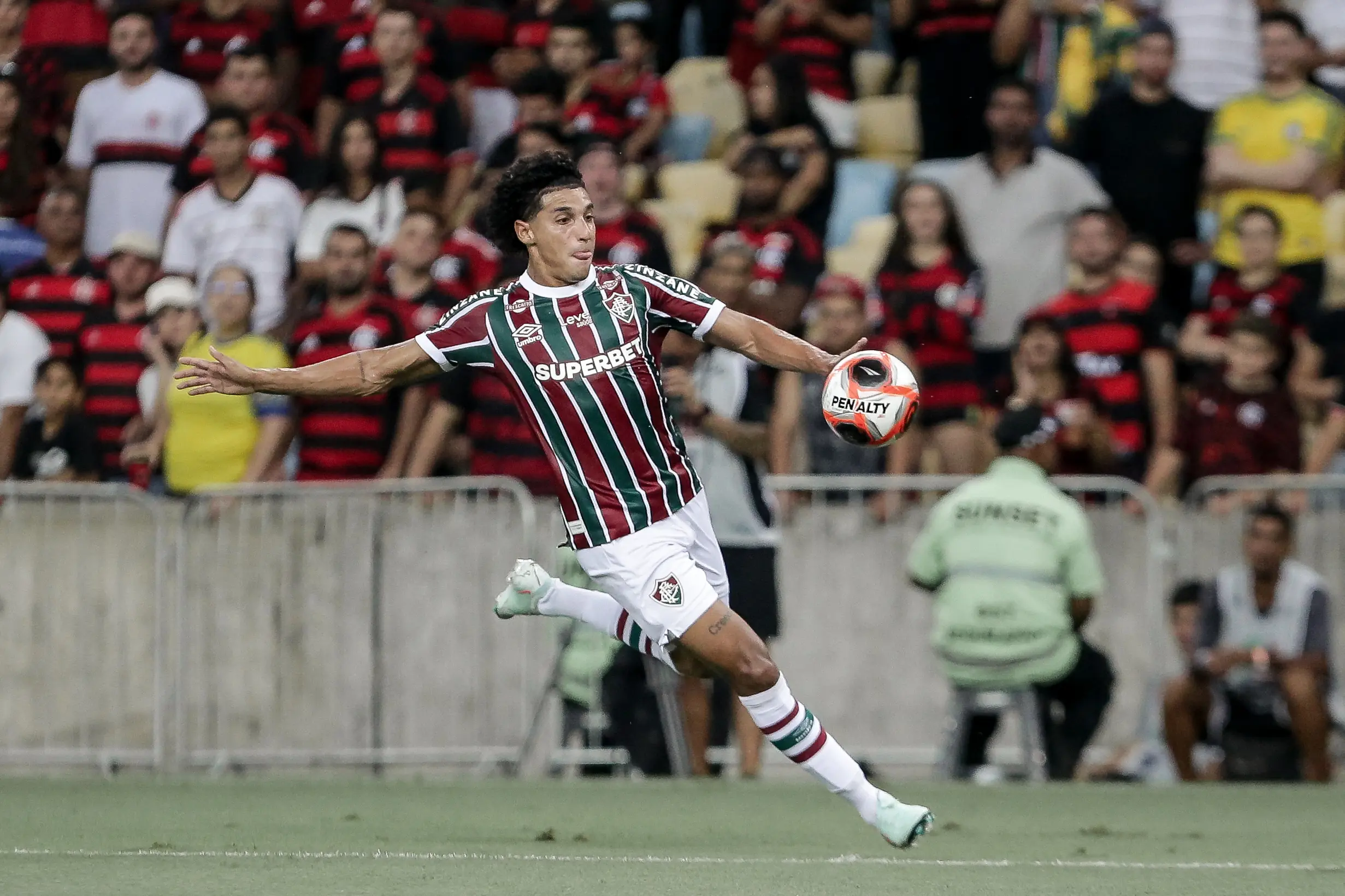 Fluminense detecta lesão na coxa do lateral Gabriel Fuentes, que vai perder final do Carioca Imagem ilustrativa para a matéria