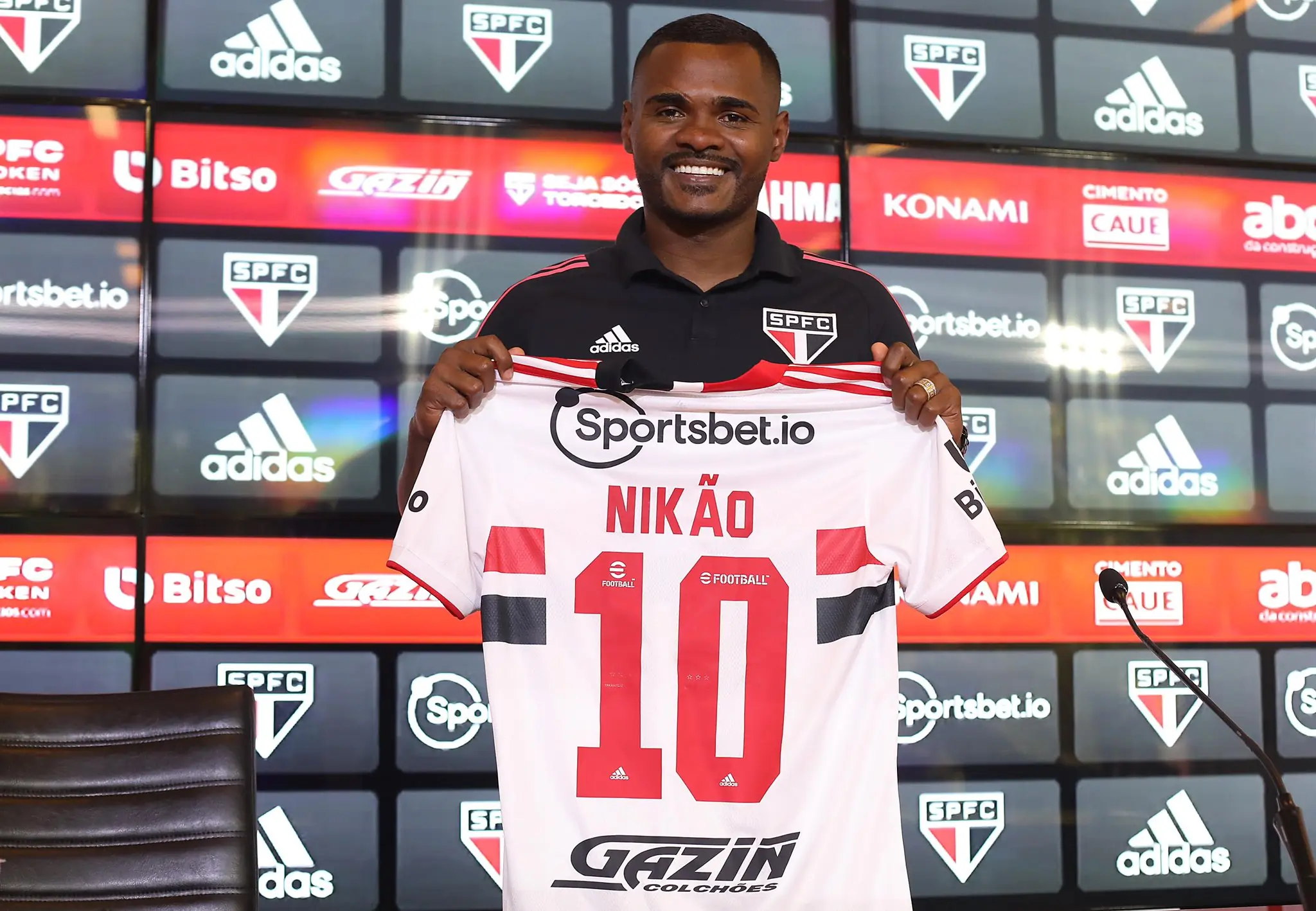 Ex-São Paulo e Athletico-PR, Nikão celebra primeiro hat-trick da carreira na China