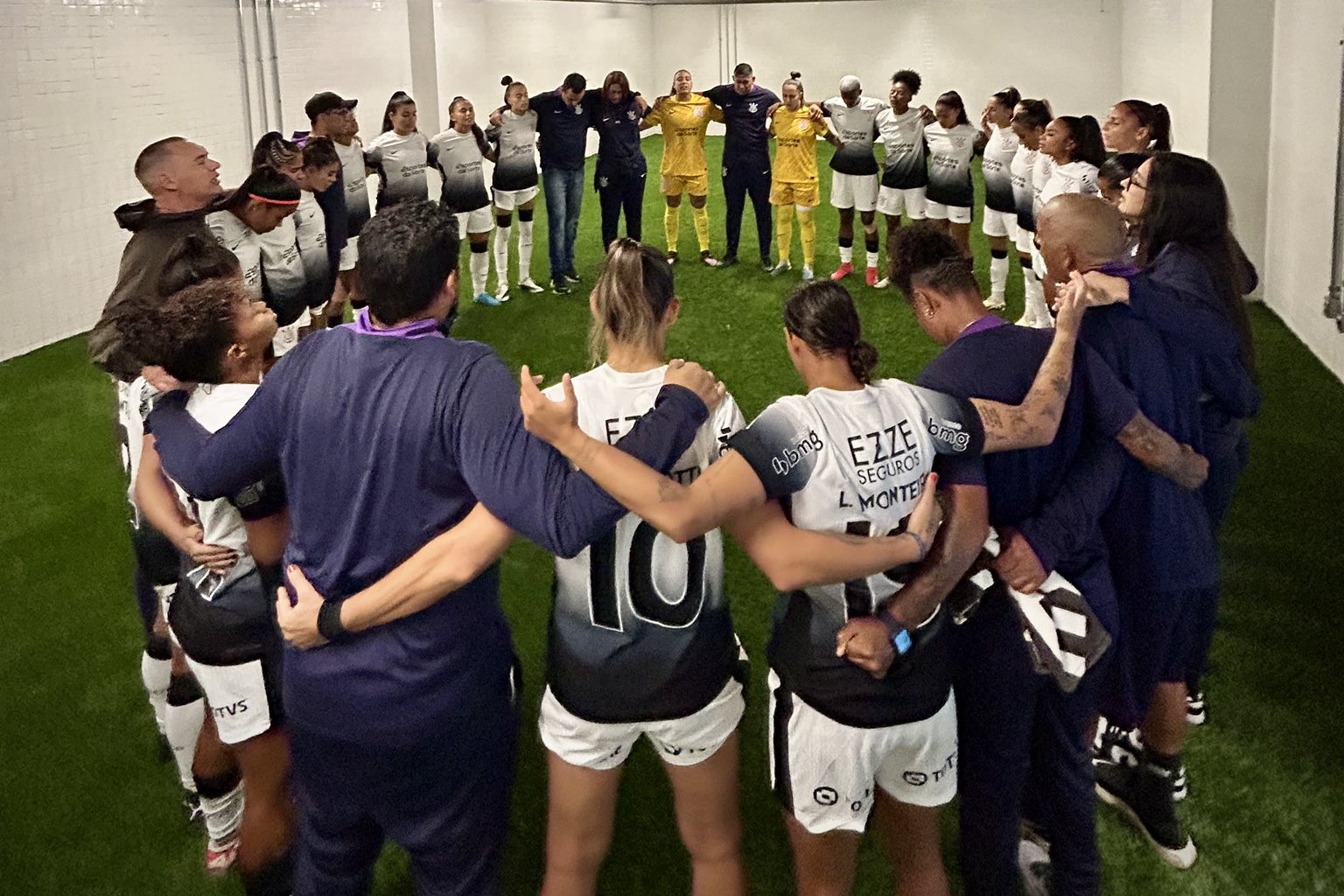DOMÍNIO TOTAL! Time feminino avança com grande atuação e já pensa na semifinal!