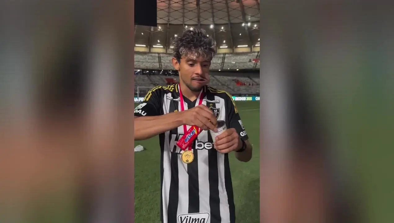 Bolacha e leite condensado! Scarpa comemora título e imita galo no Mineirão Imagem ilustrativa para a matéria