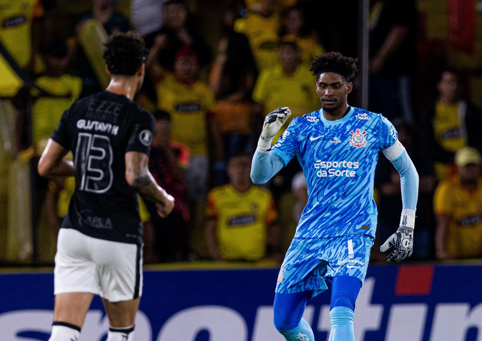 Elenco do Corinthians discute após derrota para o Barcelona no Equador