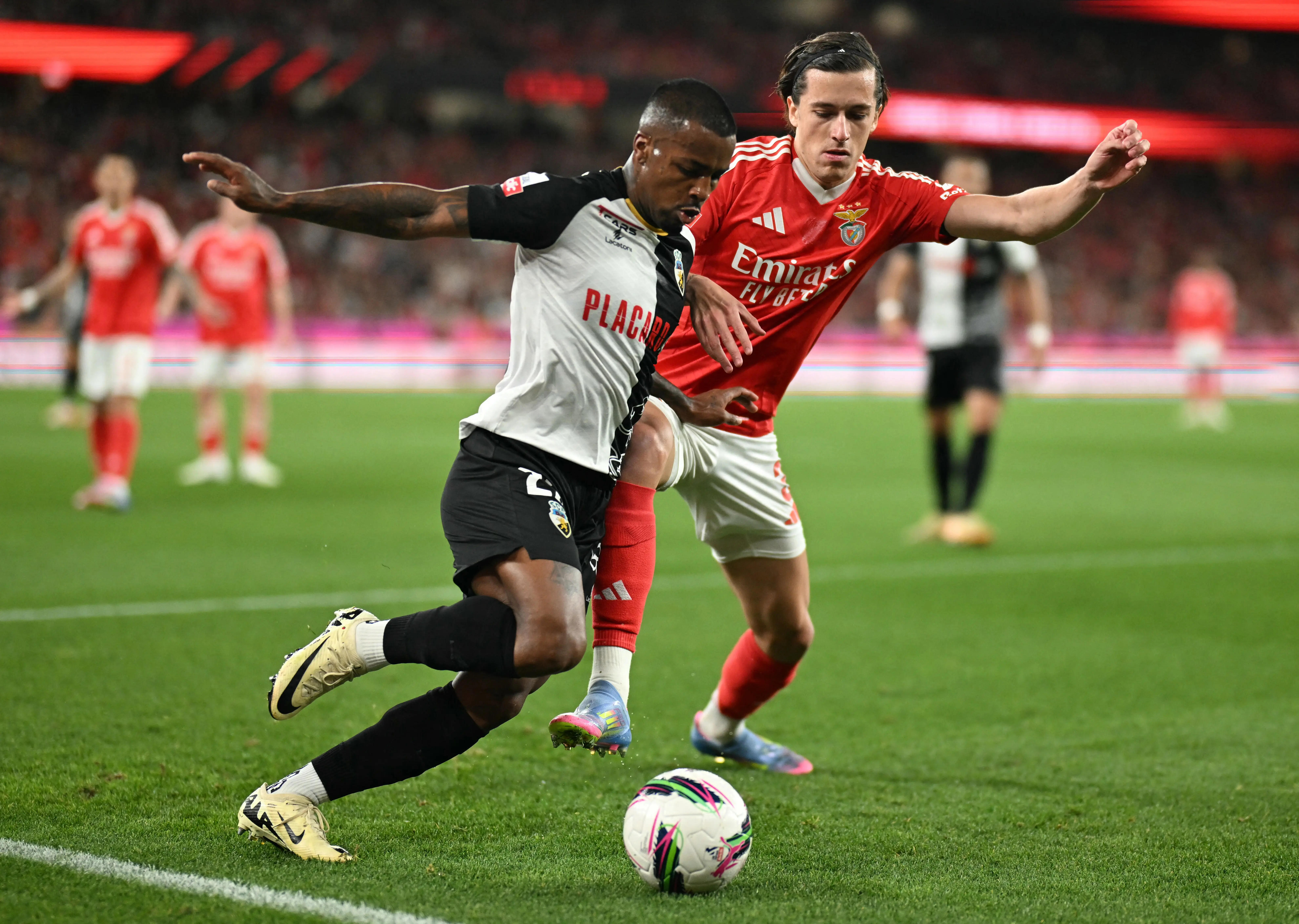 Veja as fotos do duelo entre Benfica e Farense pelo Campeonato Português Imagem ilustrativa para a matéria