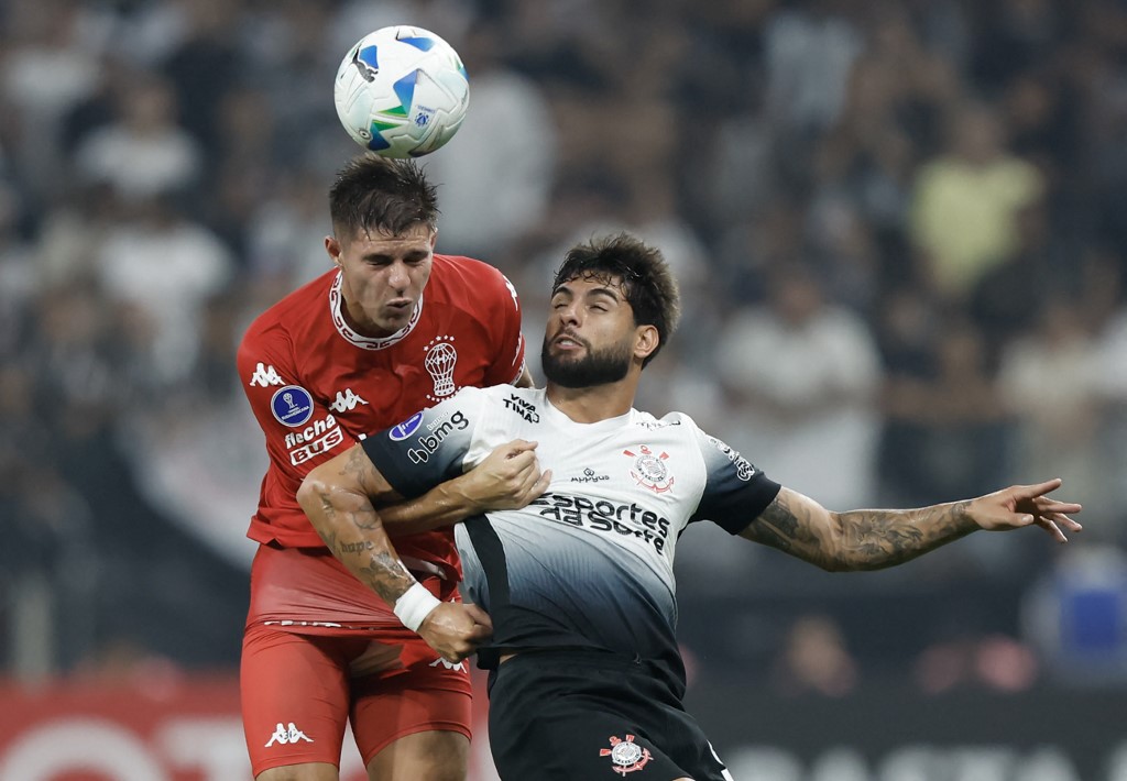 Corinthians estreia com derrota para o Huracán na Arena em competição sul-americana.