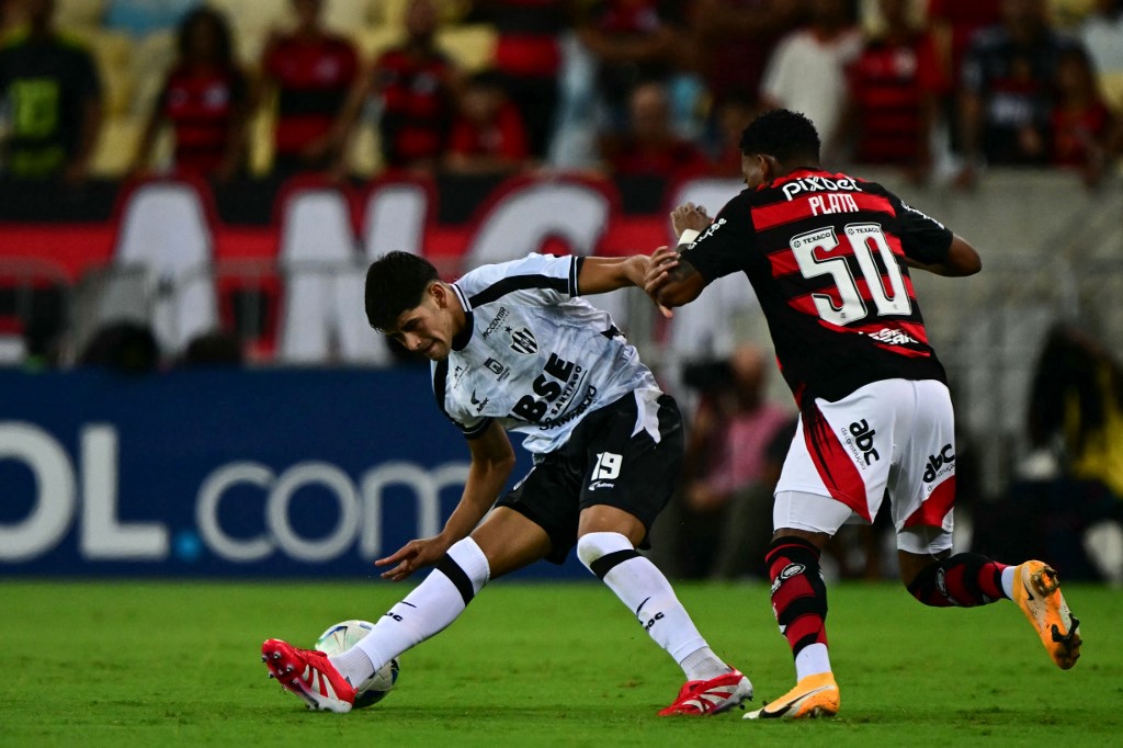 Galeria de Fotos do Duelo entre Flamengo e Central Córdoba: Confira os Melhores Lances