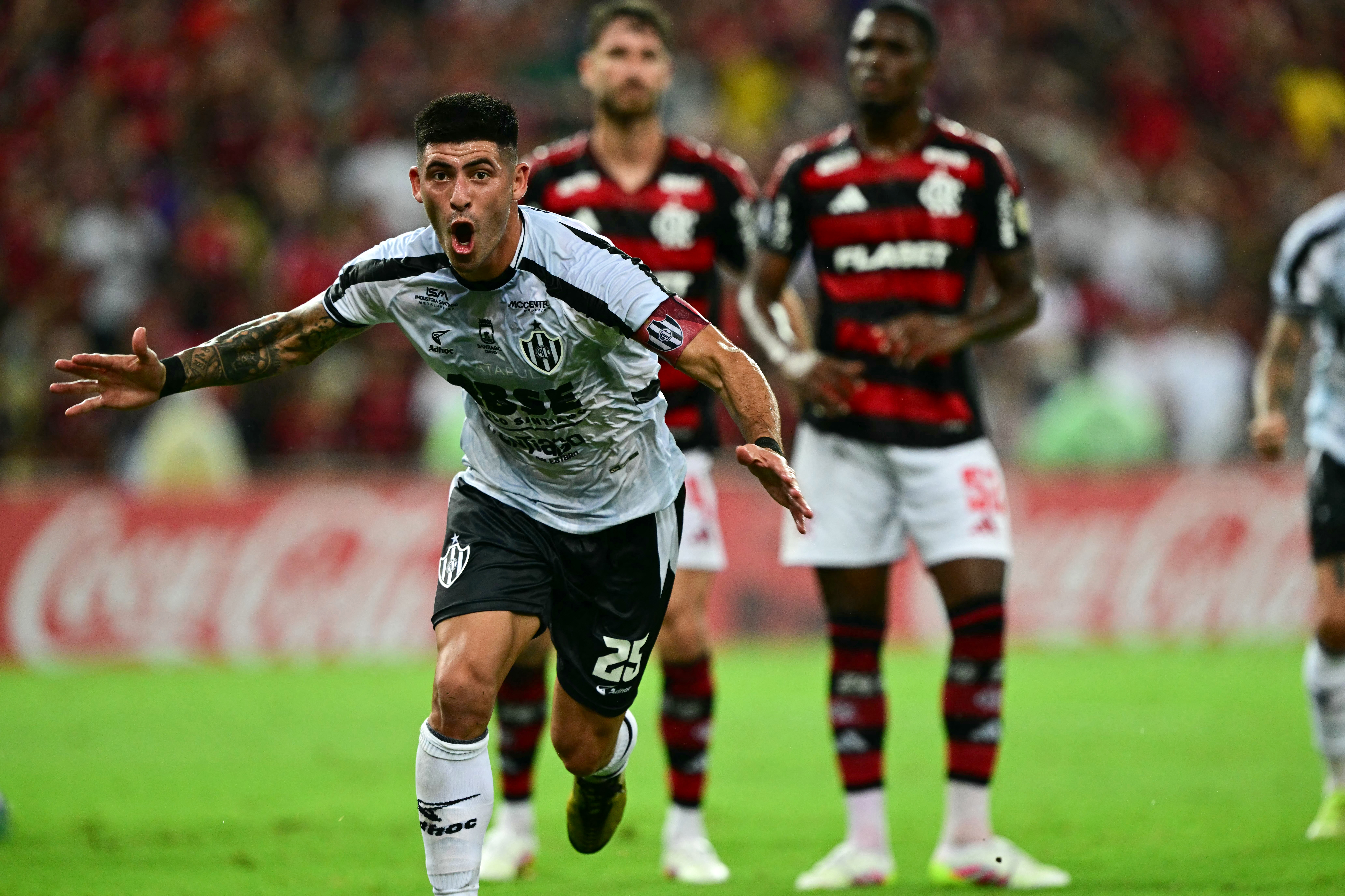 Flamengo decepciona no Maracanã e perde para o Central Córdoba na Libertadores.