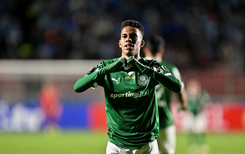 Aniversariante, Estêvão consegue tranquilizar sobre substituição em jogo surreal pela altitude.