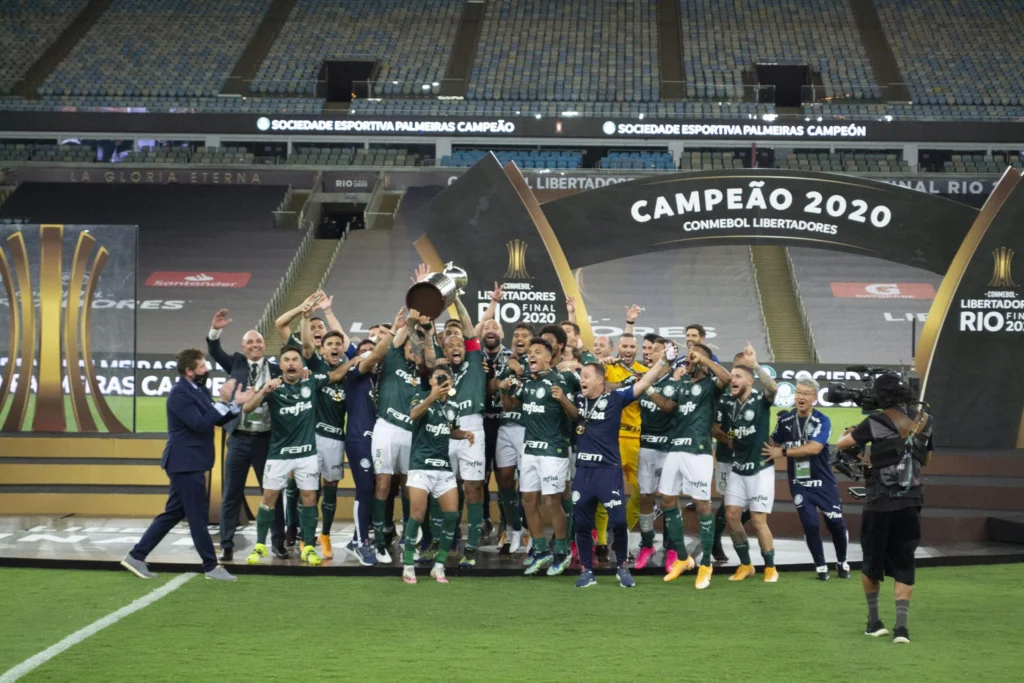 Jogadores do Palmeiras com a taça da Libertadores de 2020