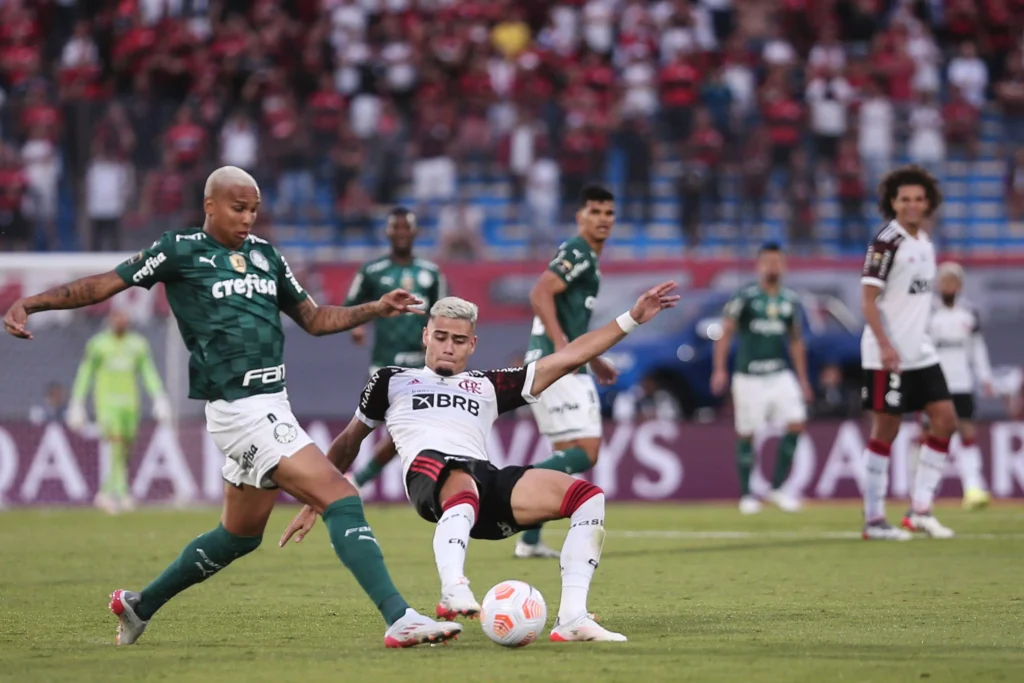 Momento em que Deyverson se aproveita do erro de Andreas Pereira na final da Libertadores de 2021