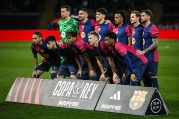 Time do Barcelona perfilado para foto na Copa do Rei