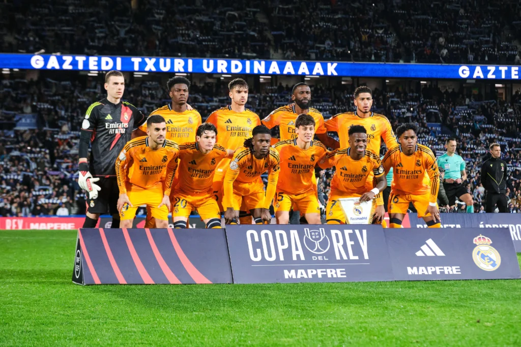 Time do Real Madrid perfilado para foto em jogo da Copa do Rei
