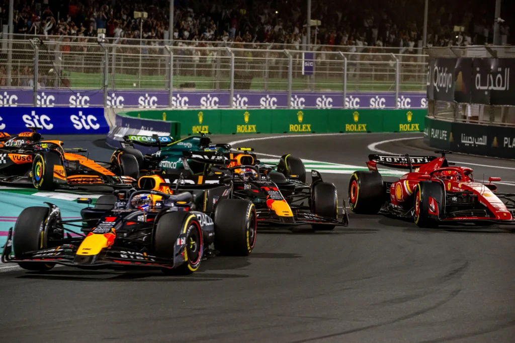 Pilotos na pista no circuito da Arábia Saudita em 2024