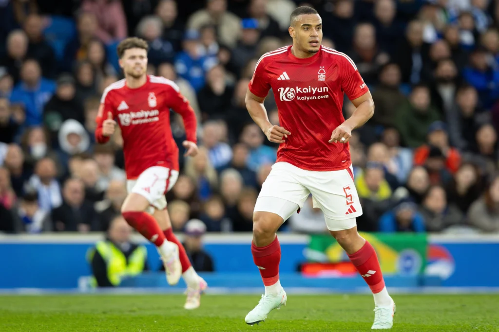Zagueiro Murillo em ação pelo Nottingham Forest na Premier League