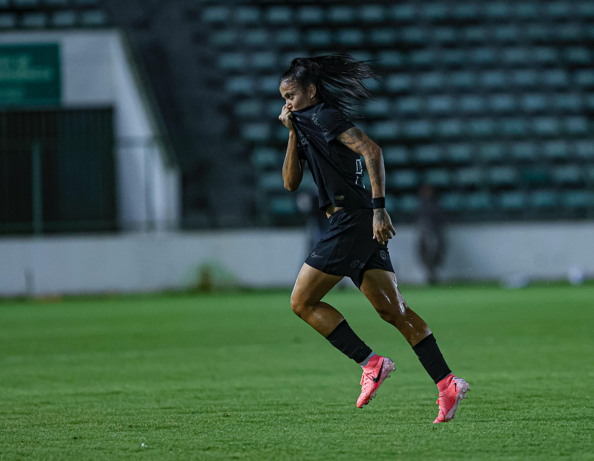 atacante Jaqueline amplia vínculo com Corinthians feminino até 2027