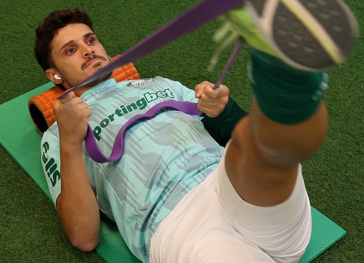 Preocupação no Palmeiras: Raphael Veiga deixa jogo com dores no ombro